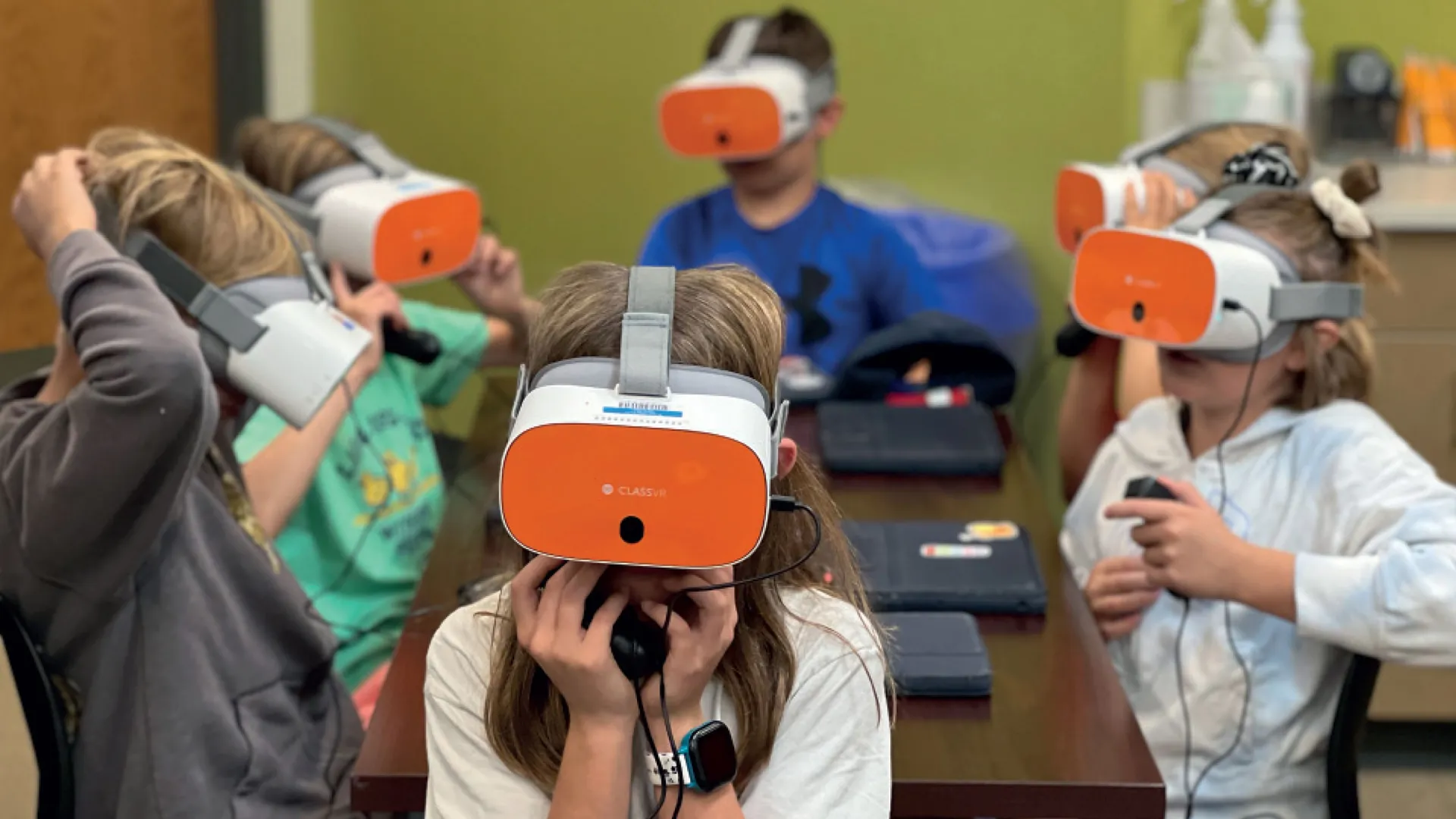 VR-õppimine klassiruumis. VR-prillide kasutamine Eesti koolides õppetundide läbiviimisel.