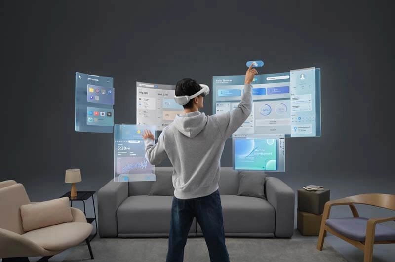 Pico 4 Ultra liitreaalsus elutoas – noormees töötab viie virtuaalekraaniga õhus, mixed reality multitasking