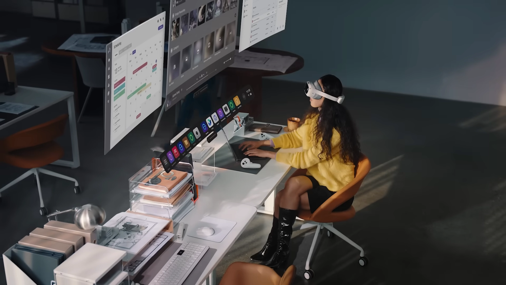 Pico 4 Ultra multitasking mixed reality – õpetaja töötab kolme virtuaalse ekraaniga õhus, liitreaalsus töölaual
