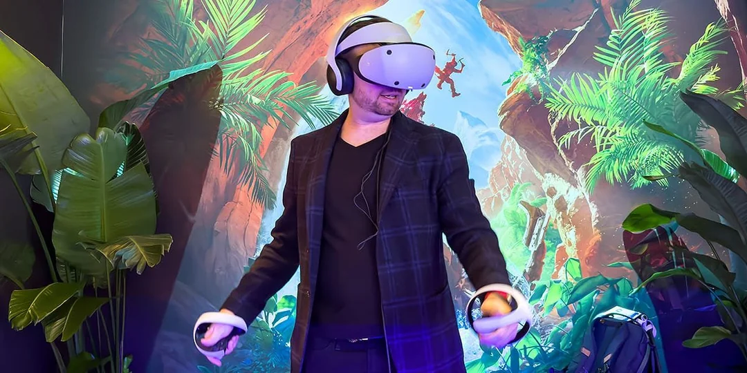 PSVR virtuaalprillid ja knucles kontrollerid reaalses kasutuses.