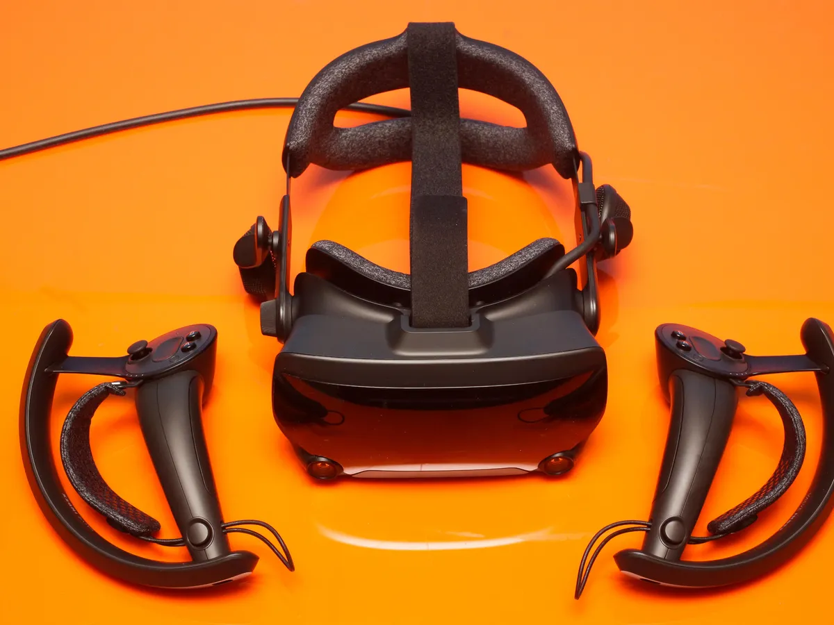 Valve Index virtuaalreaalsuse prillid ja knucles kontrollerid.