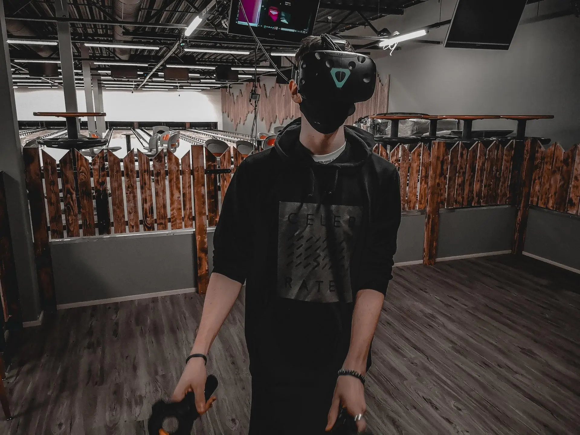 OKOK Meelelahutuskeskus Pärnus — VR, bowling ja glow golf