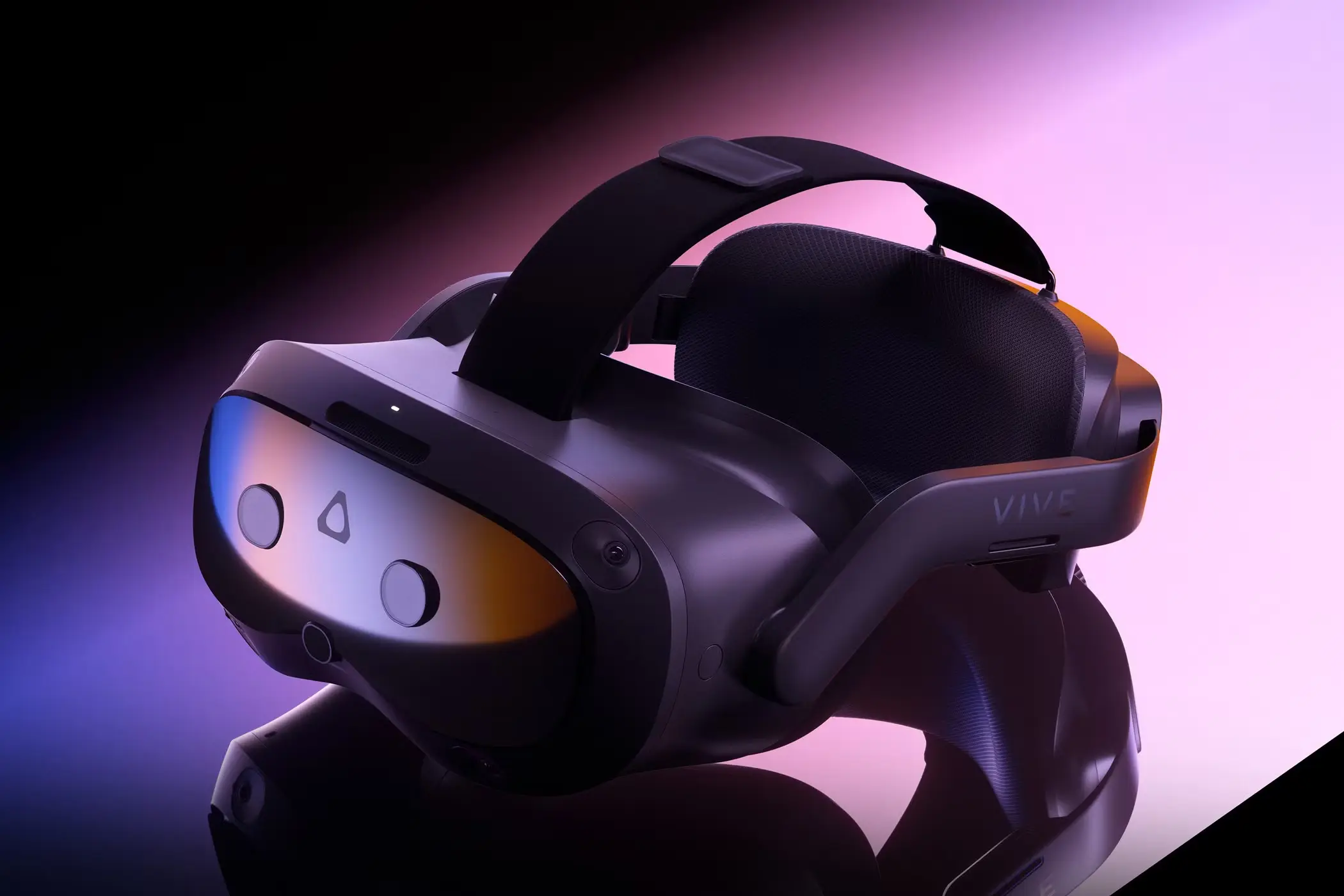 HTC Vive Focus Vision halo-disainiga peakomplekt – sisseehitatud jäik pearihm tagab mugavuse ilma eraldi täiendust vajamata